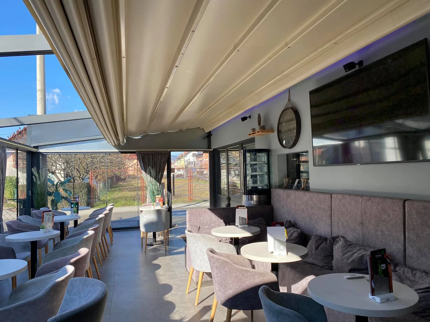 Svijetli prostor Caffe bar Kuna s pogledom prema van
